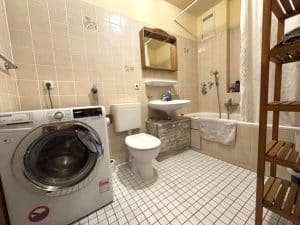 Badezimmer mit Waschmaschinenanschluss