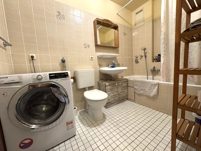 Badezimmer mit Waschmaschinenanschluss