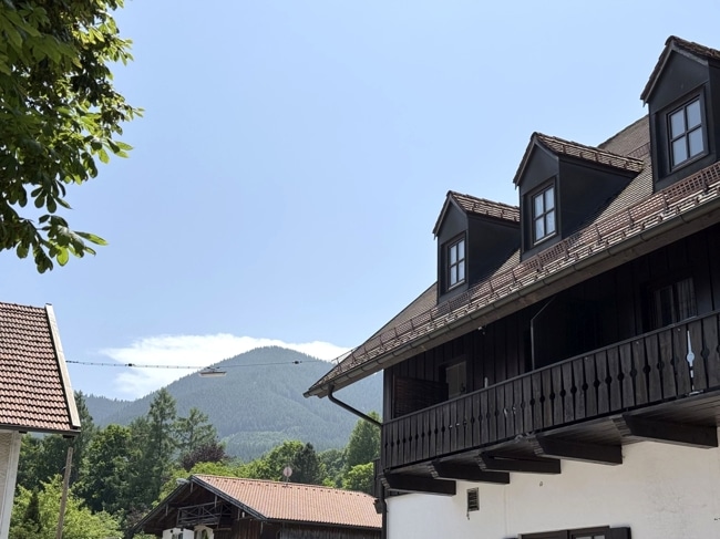 Ostansicht mit Blick in die Berge