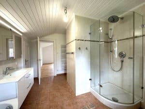 ... mit Zugang zum Hauptschlafzimmer