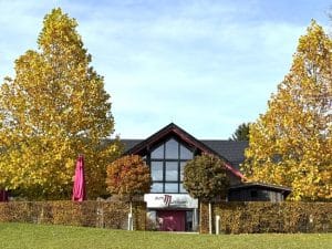 schön auf einer Anhöhe gelegen