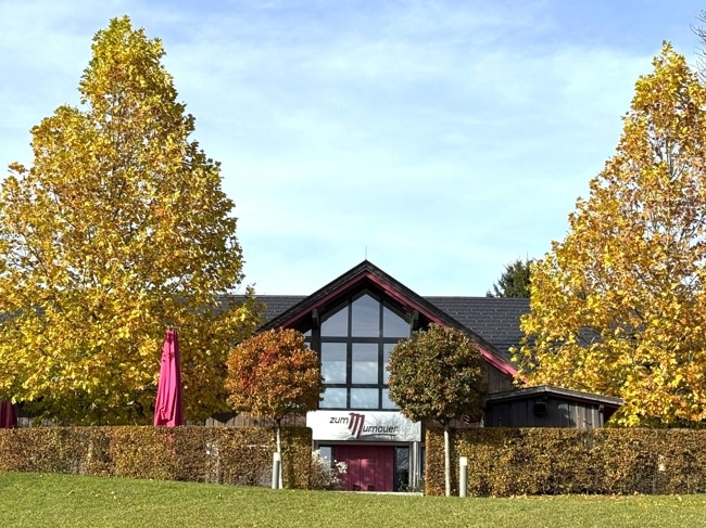 schön auf einer Anhöhe gelegen