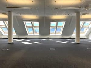 mit großen Fensterfronten