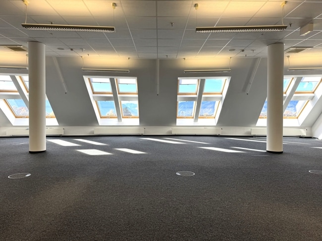 mit großen Fensterfronten