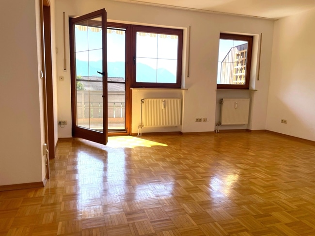 mit Ausgang auf Balkon