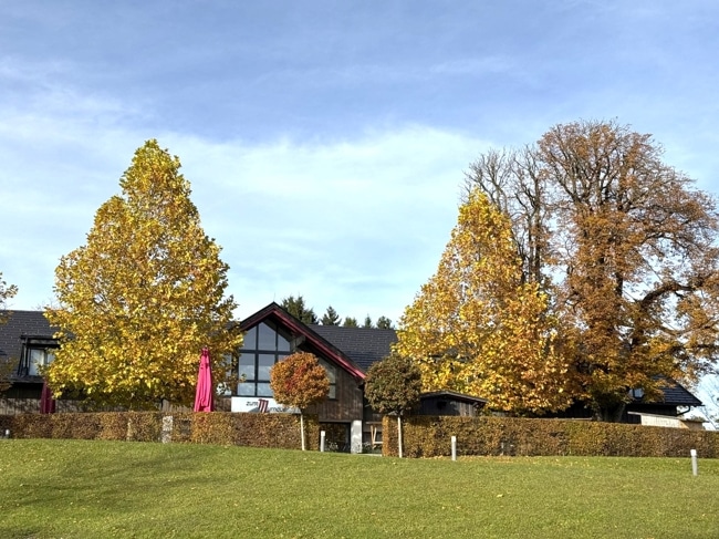 schön auf einer Anhöhe gelegen.