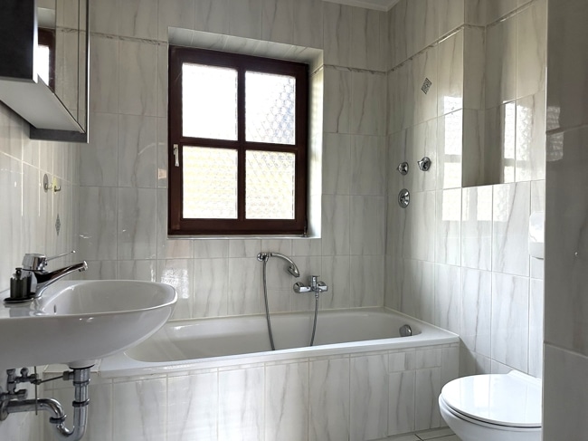 Bad EG mit Wanne und Dusche