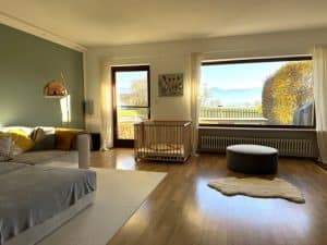 heller Wohnzimmer mit Bergblick...