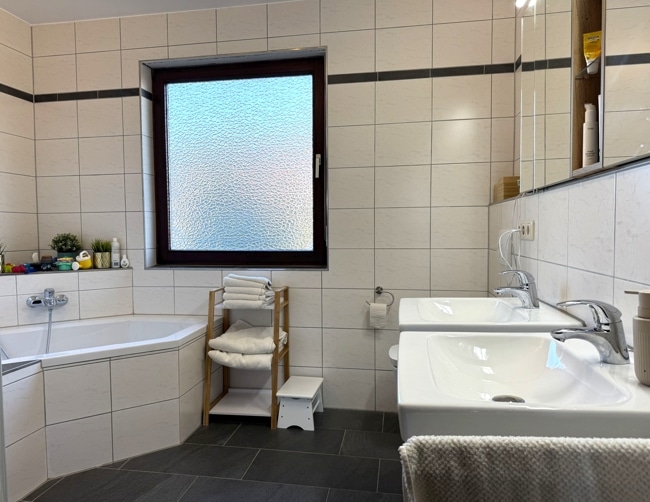 Badezimmer im 1. OG  mit Dusche und Wanne