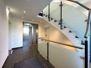 modernes Treppenhaus mit Aufzug