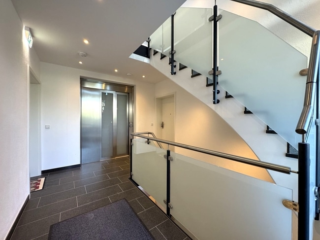 modernes Treppenhaus mit Aufzug
