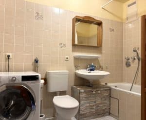 Badezimmer mit Waschmaschinenanschluss
