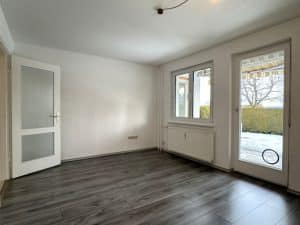 Wohnzimmer mit Zugang zur Terrasse