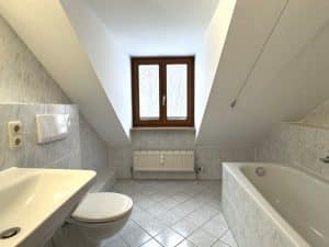 Badezimmer mit Duschwanne