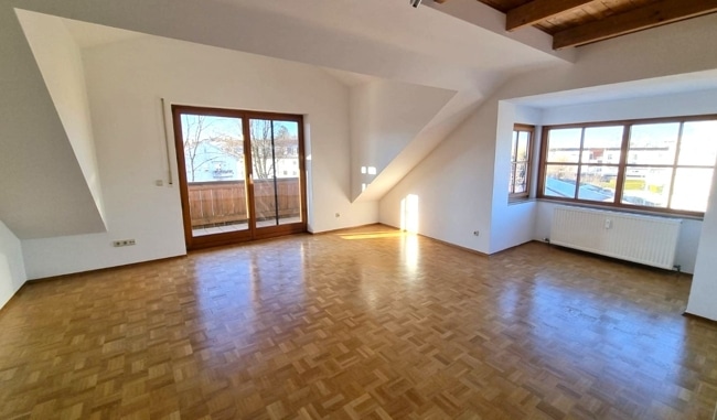 Wohnen und Essen mit Zugang zum Balkon