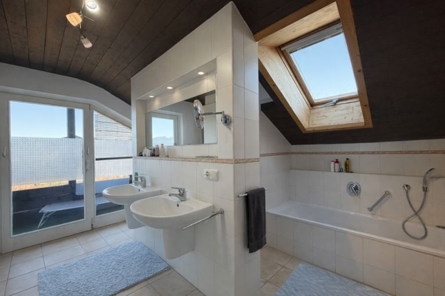 ...mit angrenzendem Badezimmer