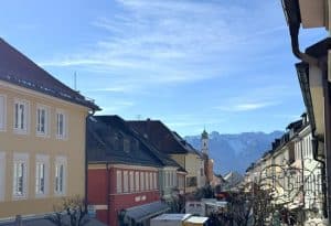 Blick über die Fußgängerzone Murnaus