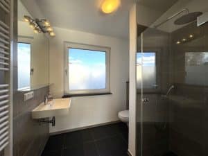 Badezimmer mit Dusche