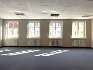 ...mit großen Fenstern in den Markt