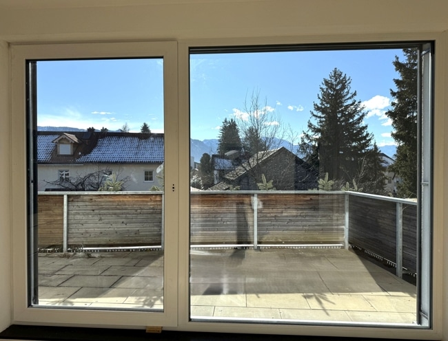 Blick auf die Terrasse und weiter in die Berge