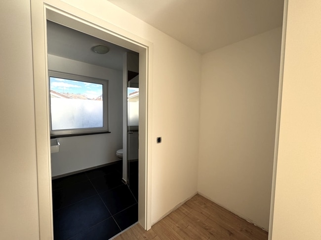 Garderobe zwischen Wohnen und Badezimmer