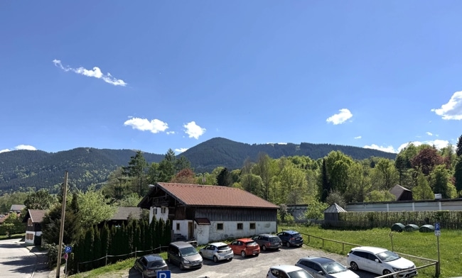 mit Blick auf den Hausberg