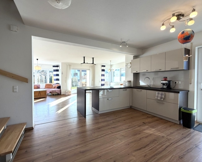 heller Wohn- und Essbereich