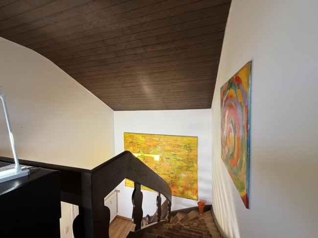 imposanter Treppenaufgang innerhalb der Wohnung