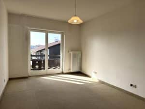 Arbeits-/Gästezimmer mit Zugang zum Balkon