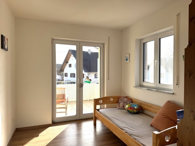 Kinderzimmer mit Zugang zum Balkon