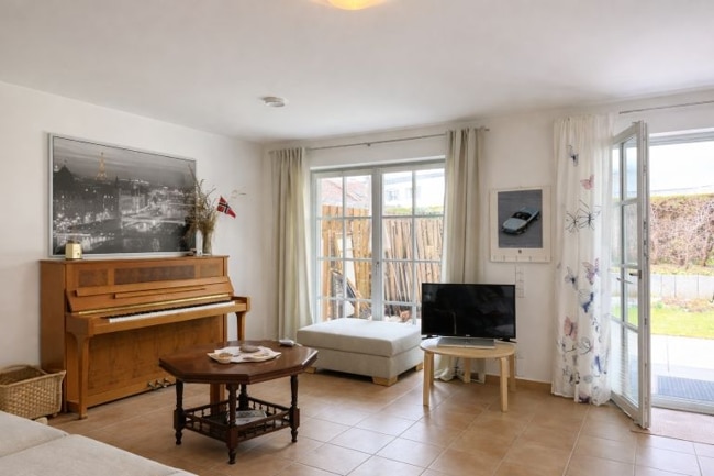 Wohnzimmer mit Zugang zur Terrasse