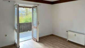 mit Zugang zum Balkon