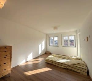 zweites Kinderzimmer mit Zugang zum Balkon