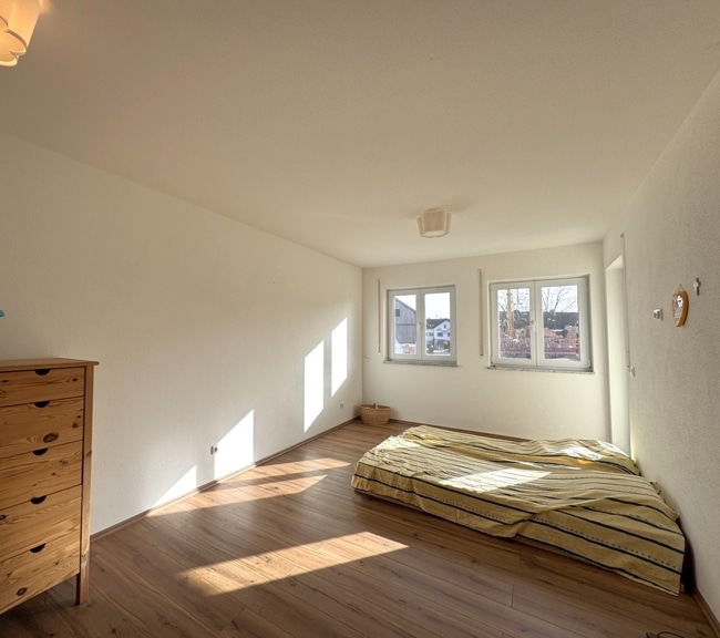 zweites Kinderzimmer mit Zugang zum Balkon