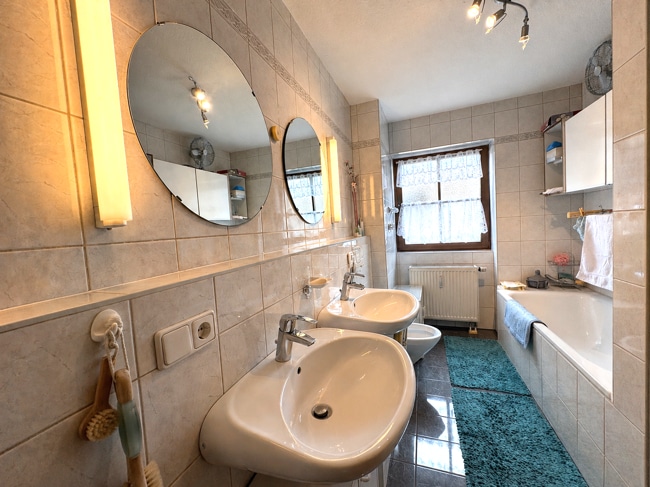 Badezimmer mit Dusche und Badewanne
