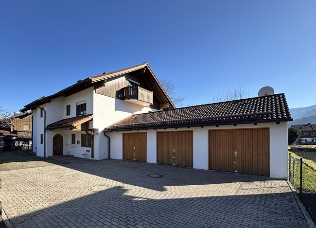 Gepflegtes 4 Parteienhaus