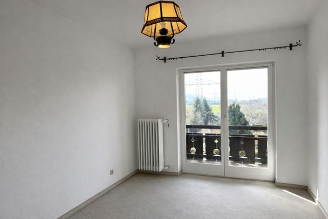 Kinderzimmer mit Zugang zum Balkon