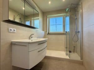 neues, hochwertiges Badezimmer