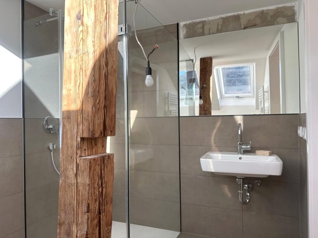 modernes Badezimmer mit Dusche...