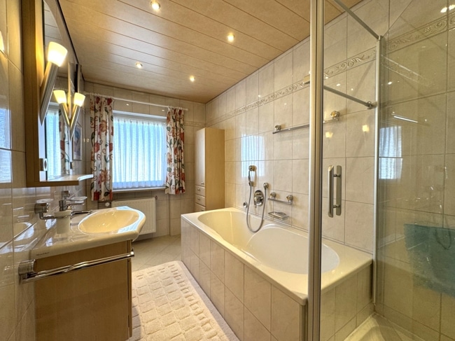 Badezimmer im OG