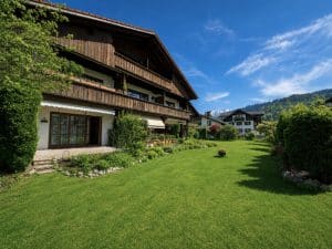 Blick aufs Haus und Ihre Terrasse