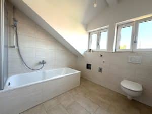 Bad mit Wanne ...