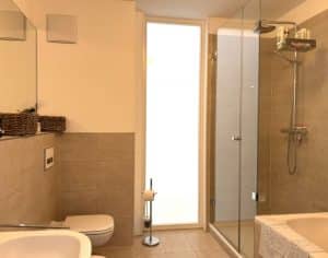 Badezimmer mit Badewanne und Dusche