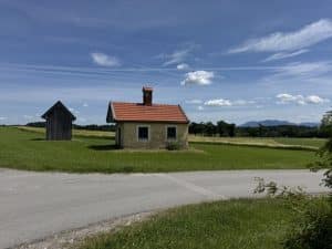 Umgebungsaufnahme mit Kapelle