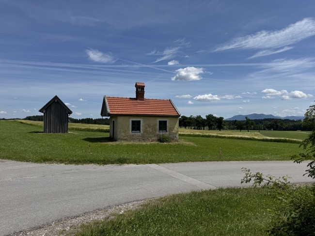 Umgebungsaufnahme mit Kapelle