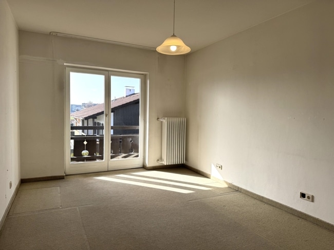 Arbeits-/Gästezimmer mit Zugang zum Balkon