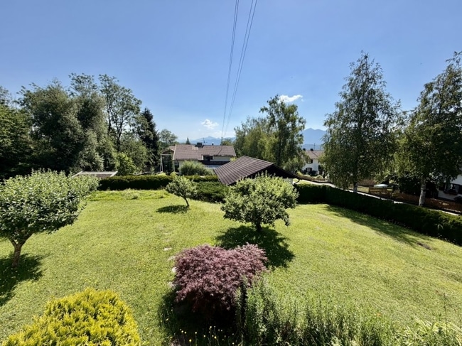 Blick vom Obergeschoss auf den Garten