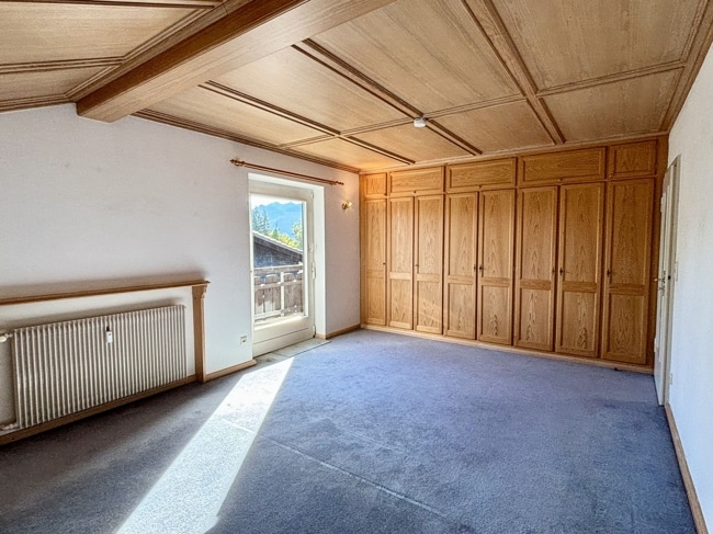 mit Zugang zum Balkon