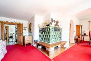 Salon mit Kachelofen
