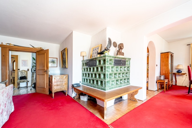 Salon mit Kachelofen